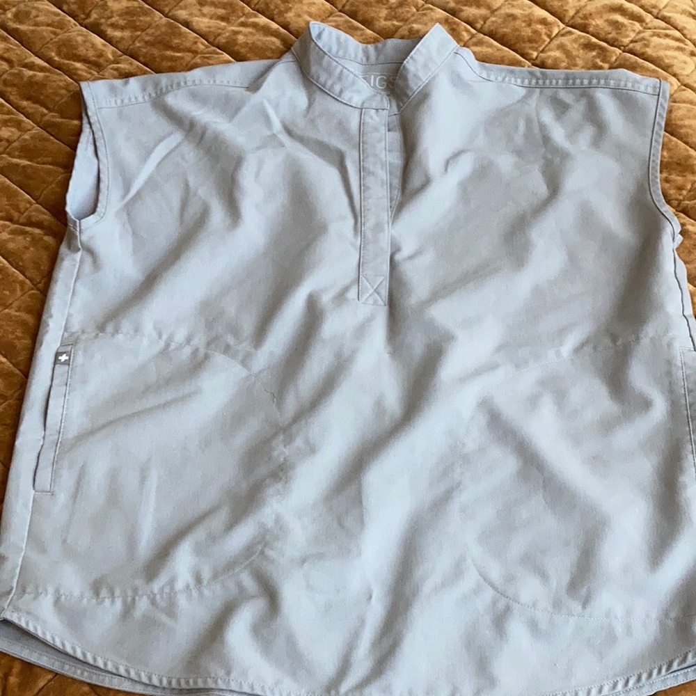 Figs mandarin scrub top size small